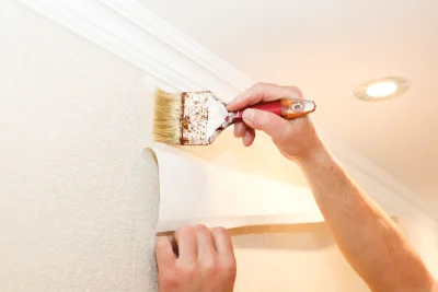 Pose de papier peint à Uzos — revêtements muraux et toiles de verre